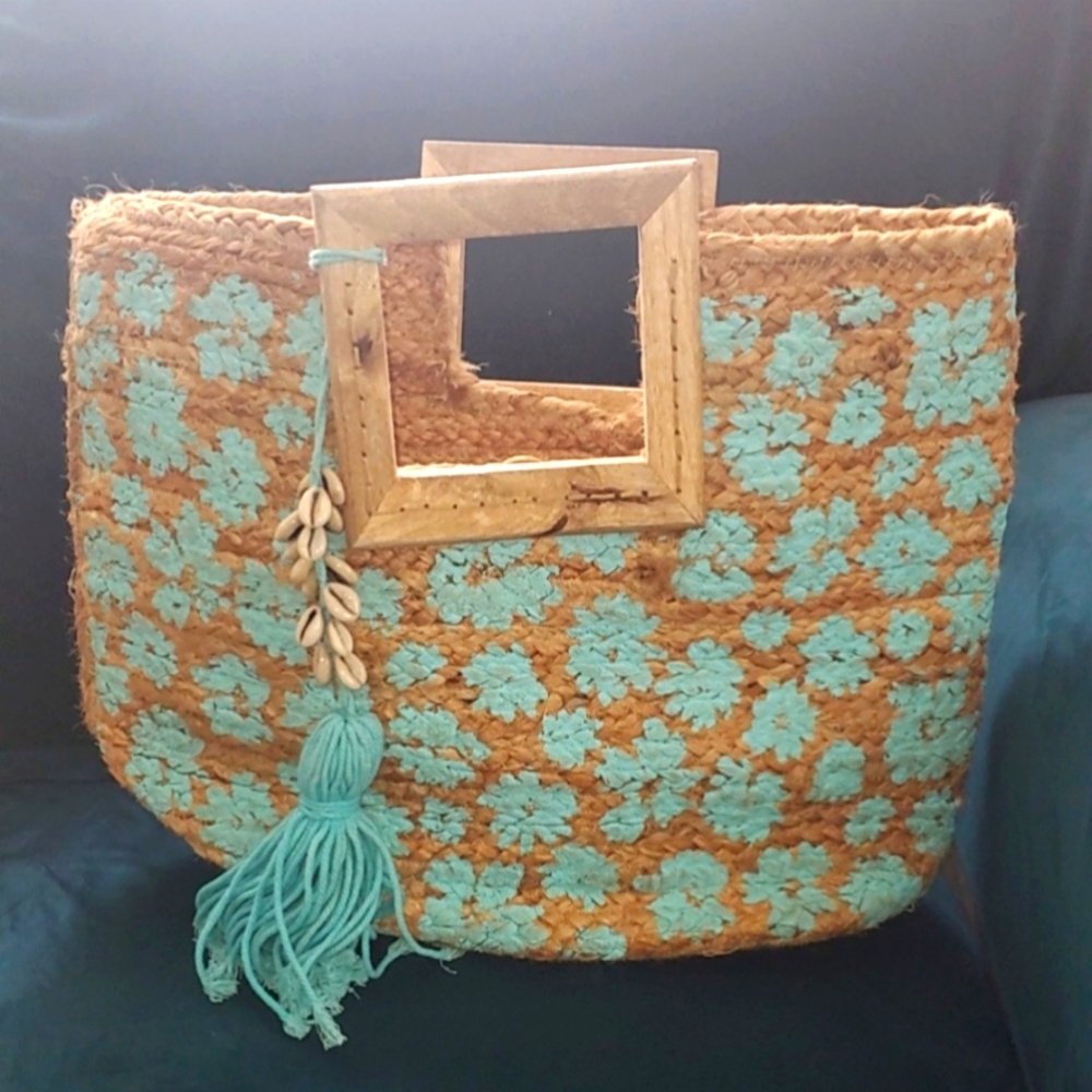 Twig & Arrow Woven Jute Tote with Shells and Tassle.